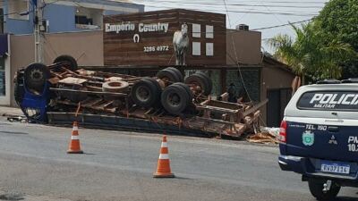 Imagem da notícia Caminhão bate em poste e tomba após freios falharem no centro de Camapuã